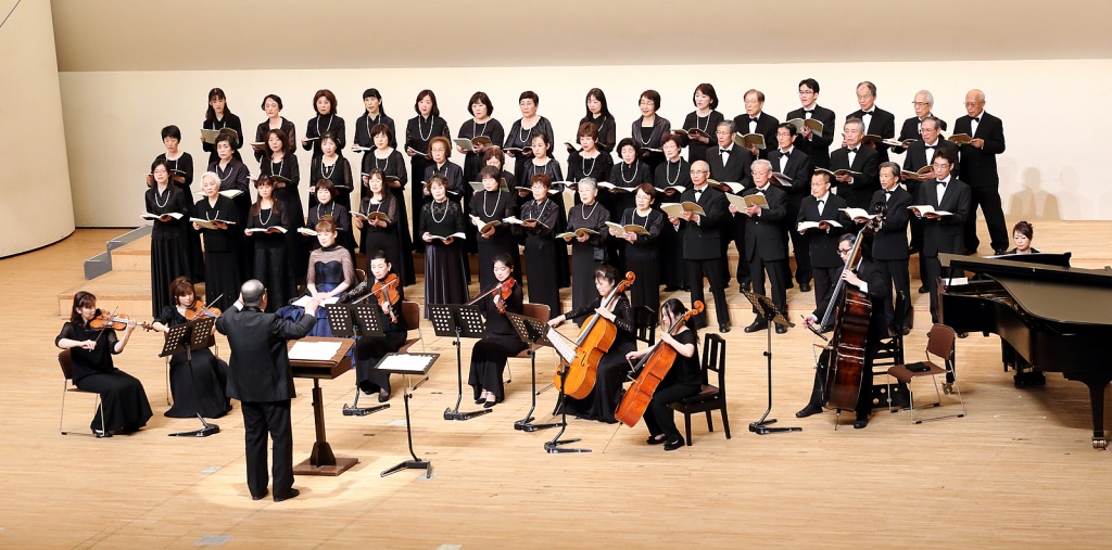 第3ステージの舞台全景。指揮者・ピアニスト・合唱団・アンサンブルで総勢約55名